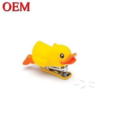 البطة البلاستيكية الشكل الرسوم المتحركة المكتب Stapler OEM البلاستيكية لعبة الحيوانات المدرسة Stapler للطلاب